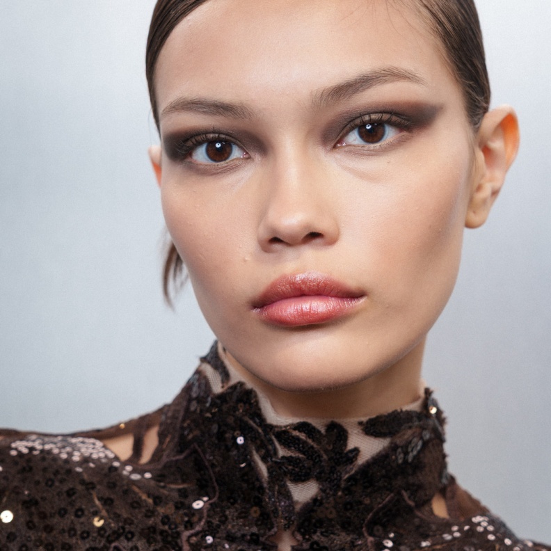 مكياج عيون برونزي براق في عرض Elie Saab