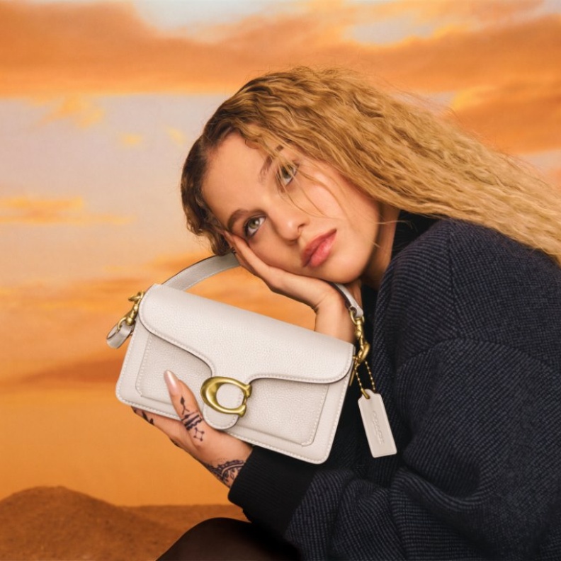 إليانا تُطلّ لأوّل مرّة في حملة "كوتش" الرمضانية احتفاءً بمبادرة العلامة التي تدعو العملاء إلى التحلّي بالشجاعة ليكونوا على حقيقتهم