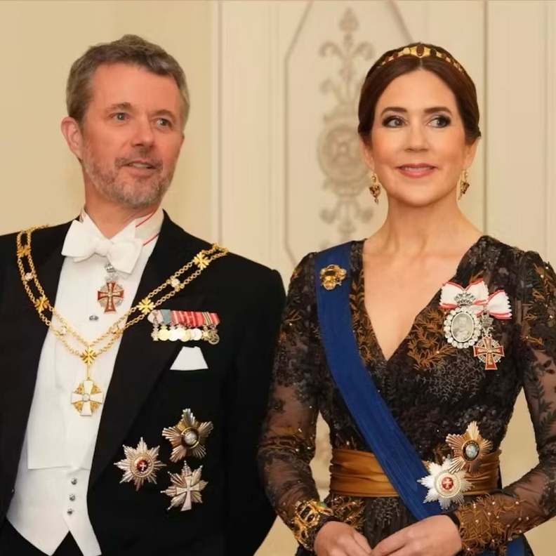 الملكة ماري تظهر بمجوهرات لم يرها أحد منذ 140 عامًا!