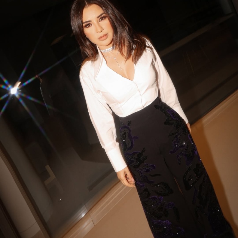 إطلالات راقية تناسب اللقاءات في النهار وسهرات المساء بأسلوب أيقونات الموضة