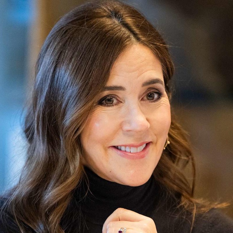 الملكة ماري تستأنف نشاطها العام بإطلالة مبهرة