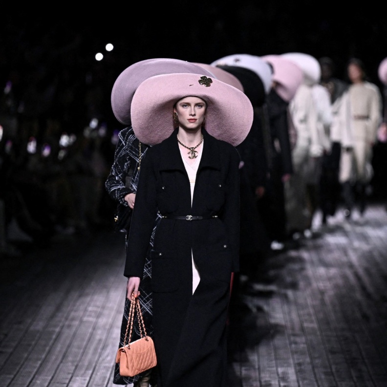 من عرض CHANEL في أسبوع الموضة الفائت لخريف وشتاء 2024-2025