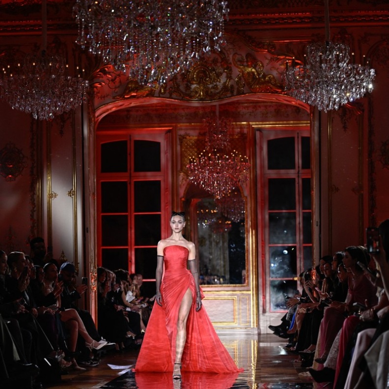 صورة من عرض مجموعة ربيع وصيف 2025 للأزياء الراقية للمبدع العالمي Zuhair Murad