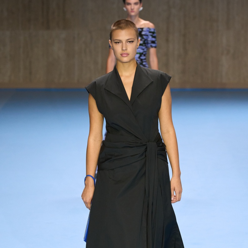 فستان أسود ناعم ميدي من Carolina Herrera 