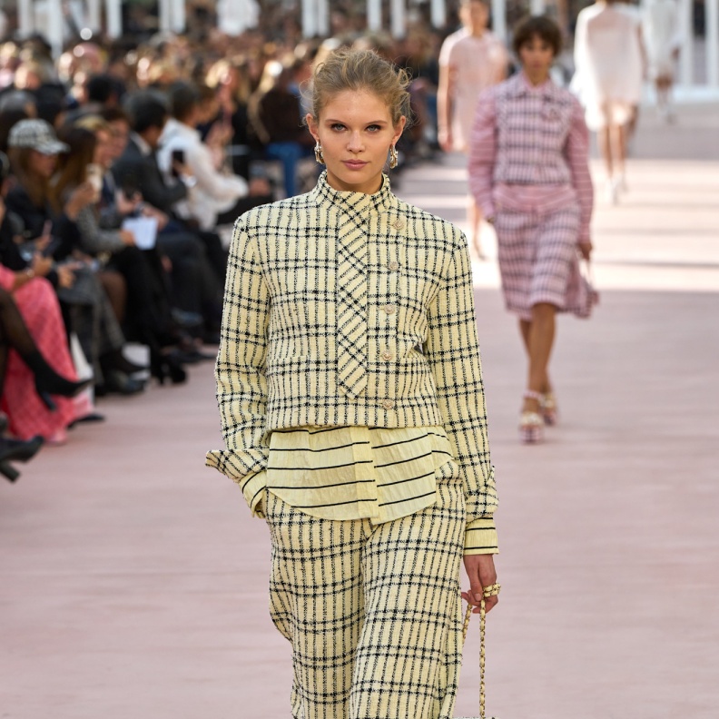 بدلات نسائية مشرقة بألوان زاهية من Chanel