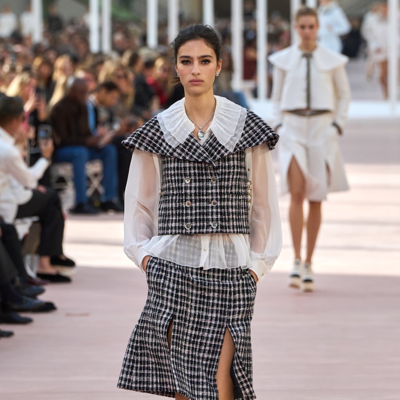 إطلالة من CHANEL