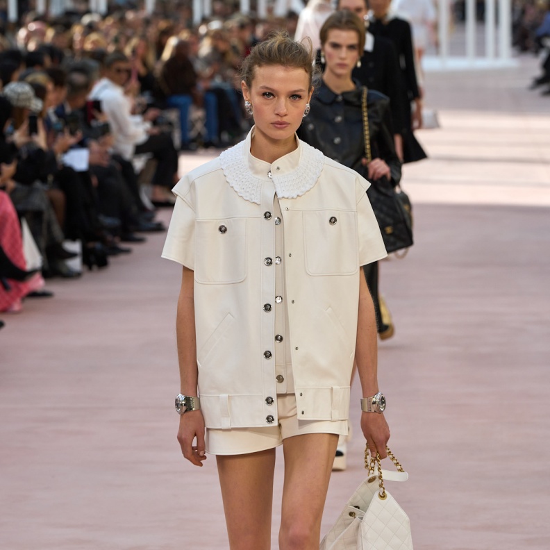 إطلالة من CHANEL