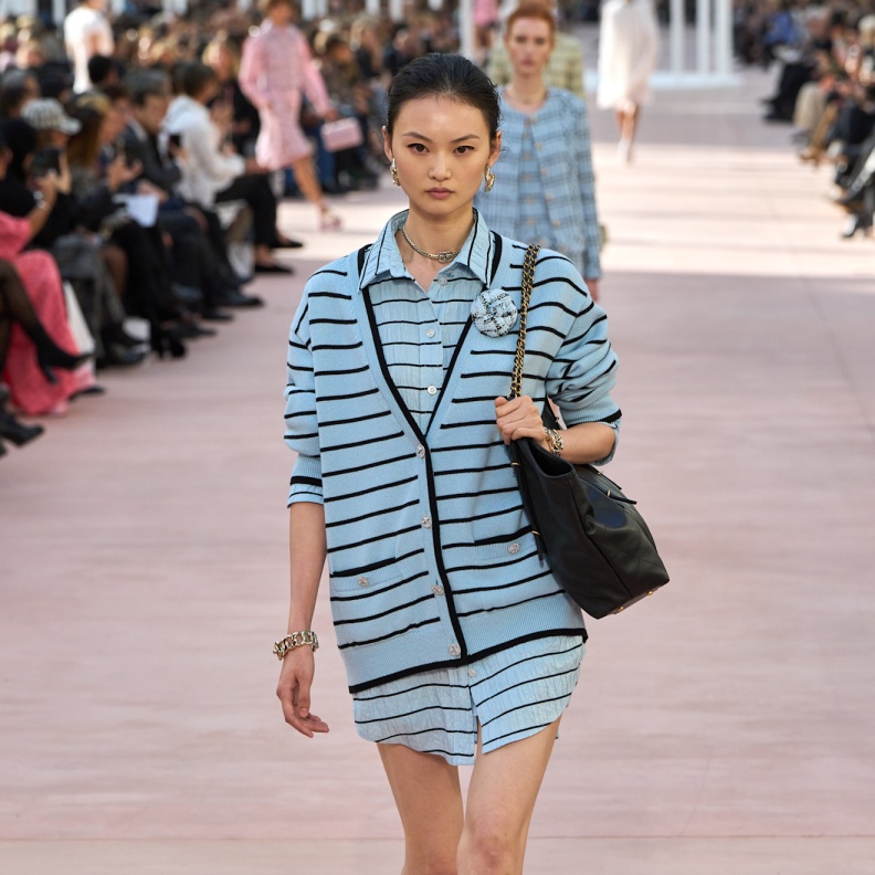 إطلالة من CHANEL