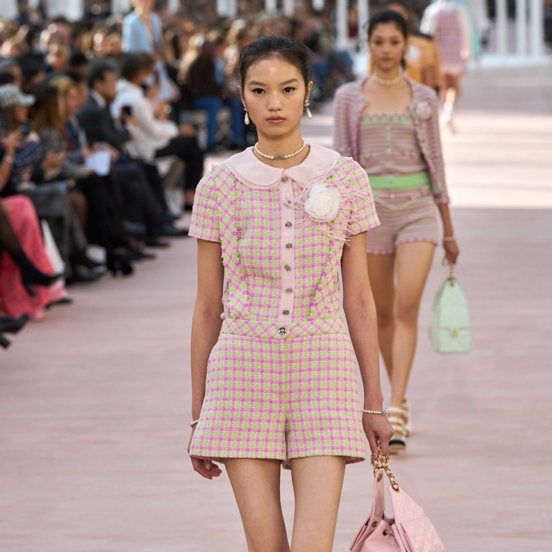 إطلالة من CHANEL لربيع وصيف 2025