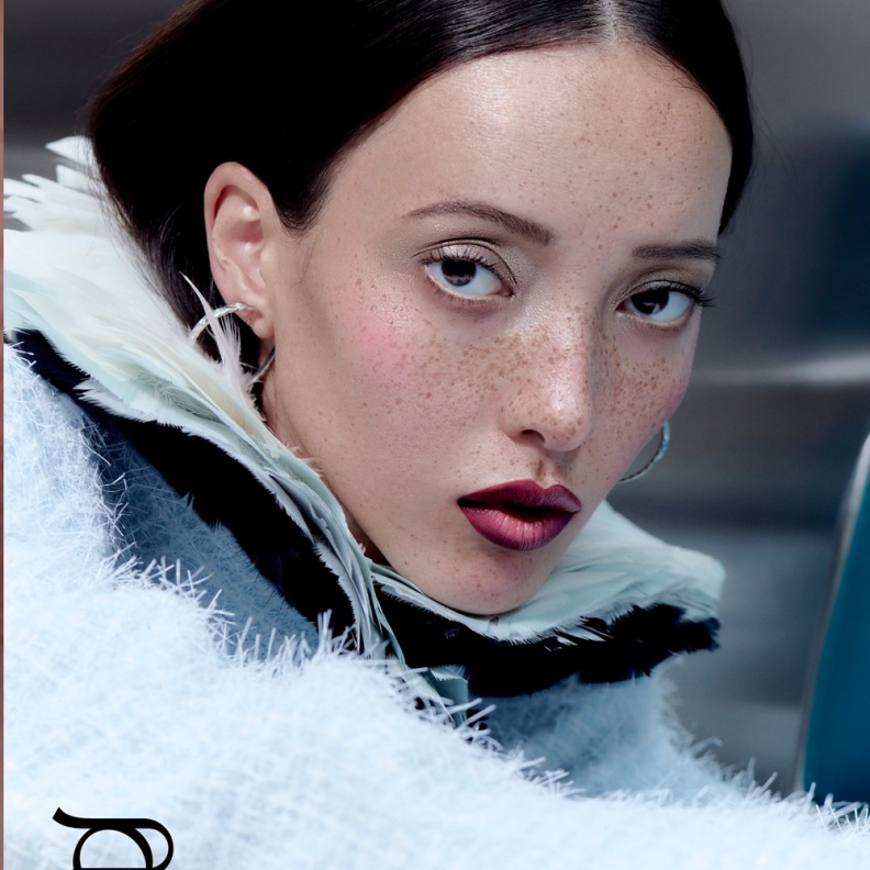 جلسة تصويرية خاصة لـ "هي" من دار CHANEL... جمال يعكس قوتك