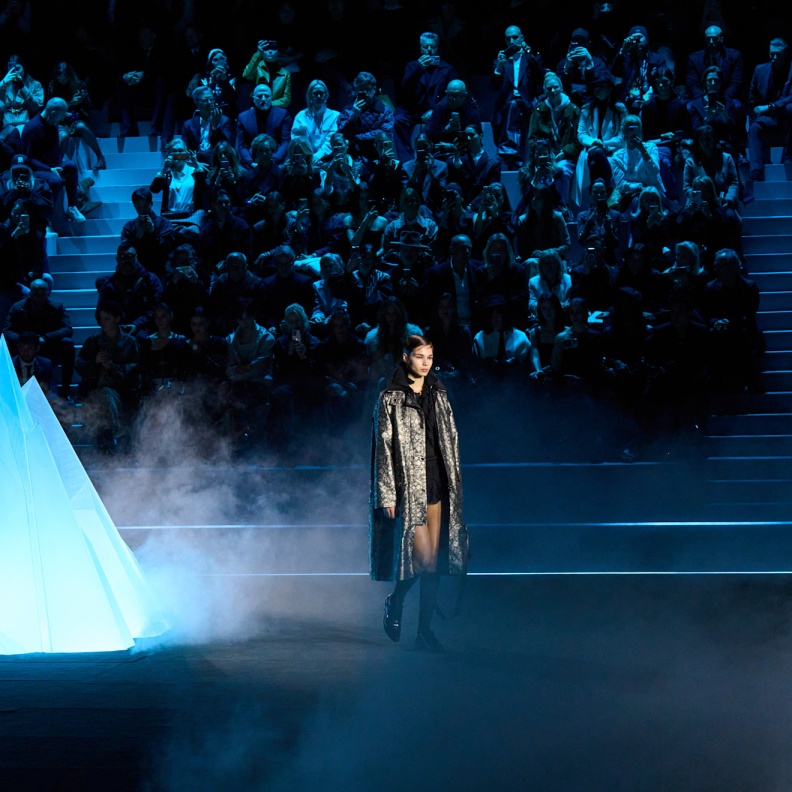 من عرض Dior في أسبوع الموضة في باريس لمجموعة خريف وشتاء 2025