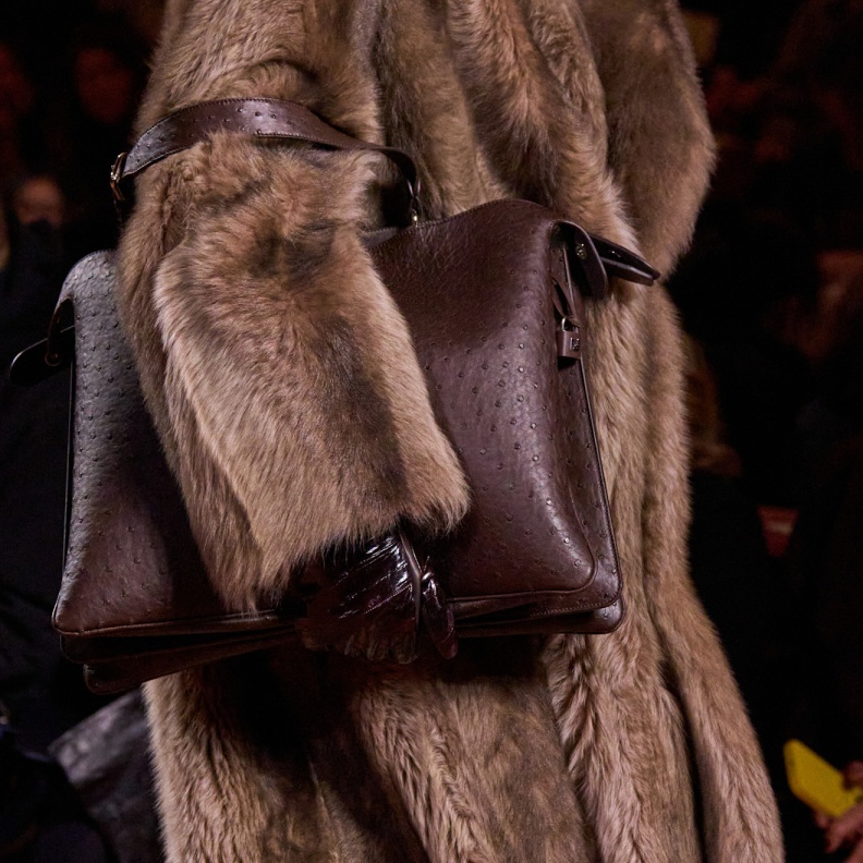 بعد أن حظرتها العلامات الكبرى... الفراء تعود إلى منصات العروض لكن بحيلة!