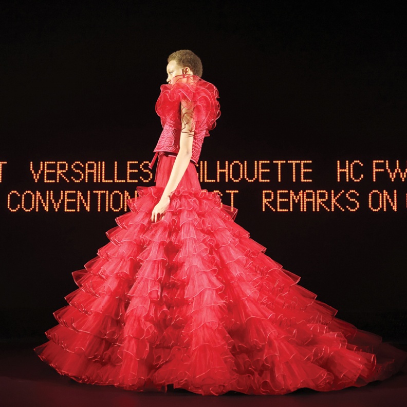 مُداعبة الخطر.. مصممو الأزياء الراقية يبرهنون على أن الأزياء  الراقية ما هي إلا انعكاس للواقع