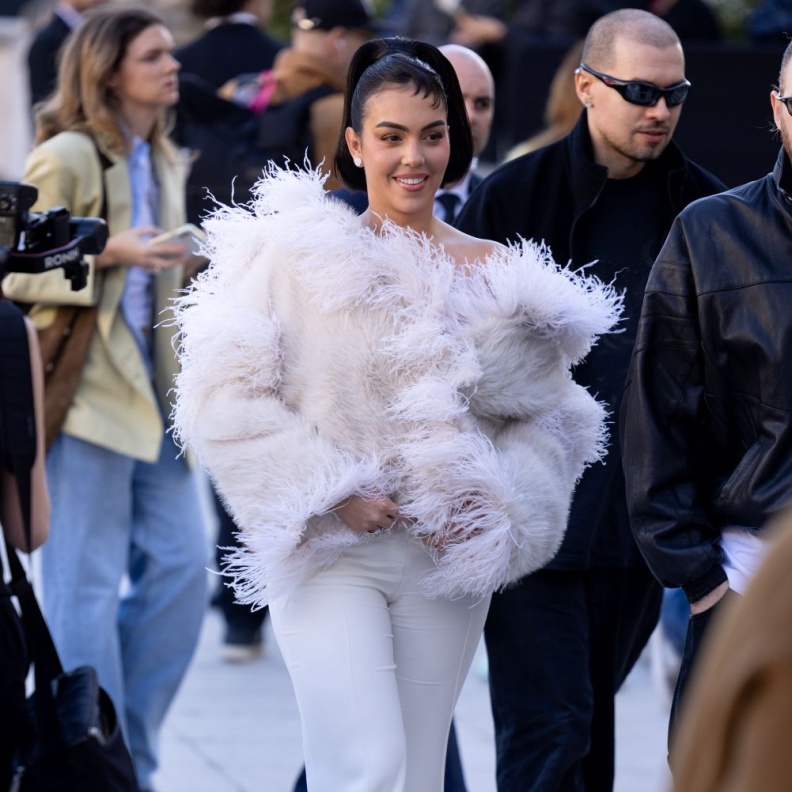 جورجينا رودريغيز بإطلالة بيضاء بتوقيع إيلي صعب- صورة من Getty Images