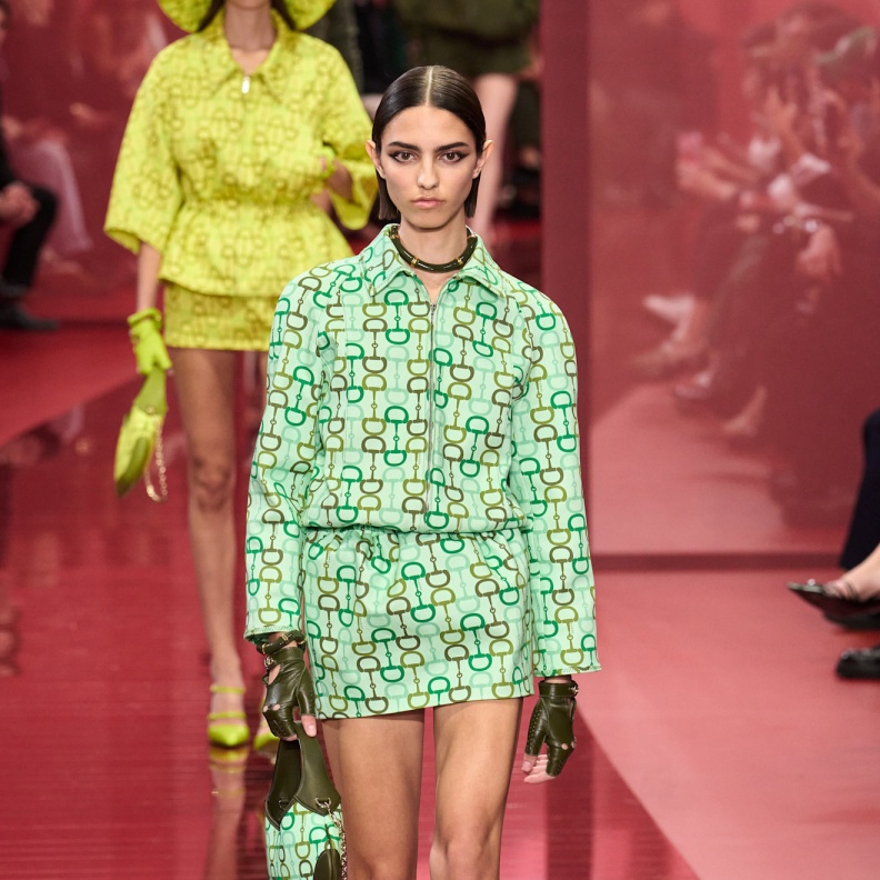 إطلالة زاهية مع التنورة الخضراء من Gucci