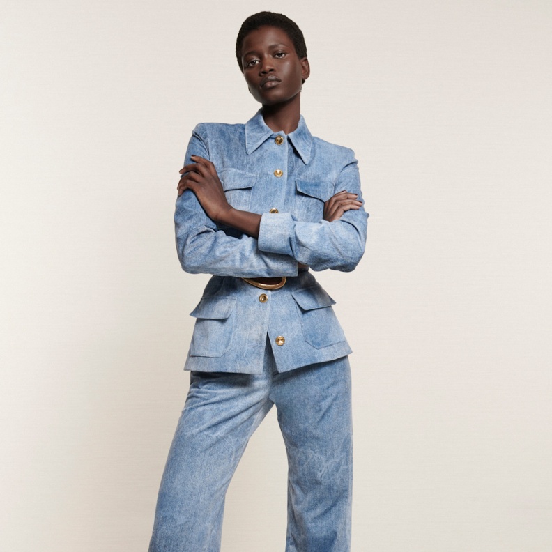 أطقم الجينز عنوان عريض في موضة ربيع 2025