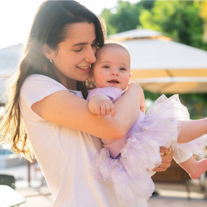 الأميرة رجوة مع الأميرة إيمان في عيد الأم