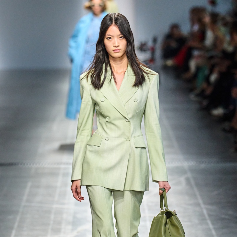 إطلالة من Ermanno scervino