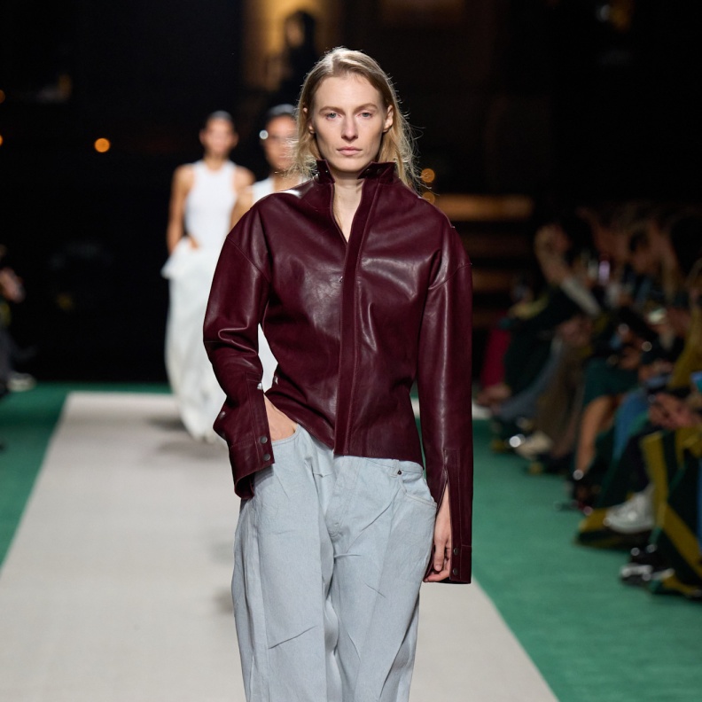 التألق عنوان الإطلالة باللونين البرغندي والرمادي من Victoria Beckham 