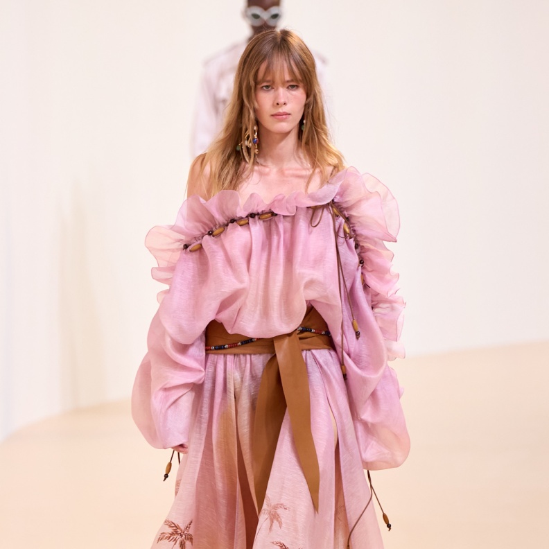 فستان طويل بأكمام منسدلة من Zimmermann