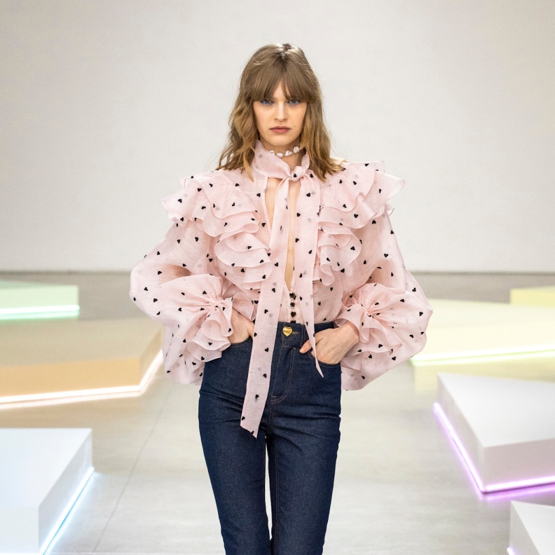 للقميص الربيعي خصائص ومميزات تجعل منه القطعة الأبرز في موسم ريزورت 2025