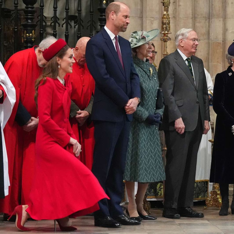 كيت ميدلتون تبدي احترامها للملك والملكة أمام الكاميرات