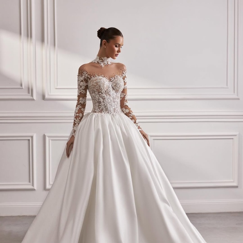 فساتين الزفاف الشفافة تنطلق بقالب أنثوي للعروس الجريئة في 2025   لطيفة الحسنية  منذ انطلاقة تصاميم عام 2025 في ما يتعلّق بفساتين الزفاف، ونحن نلاحظ كيف تحيي الإطلالات أنماط الفينتج العريقة. من خصر الباسك إلى الروكوكو والتنانير المنفوشة، هناك عودة واضحة لاتجاهات لزمن القديم.  إن كنتِ تبحثين عن إطلالة عروس فينتج وساحرة، أنتِ في المكان المناسب لاختيار مظهرك من باقة فساتين زفاف شفافة تليق بموضة عروس ربيع وصيف 2025.  حقيقة، لا يمكن إغفال أناقة التصميم الشفاف الذي ينقلنا إلى موضة العشرينات في حفلات الزفاف؛ فهذا ا