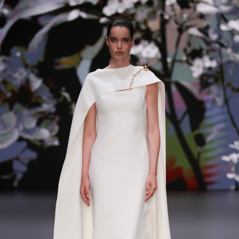 فستان زفاف مع كاب بتصميم عصري من Isabel Sanchis