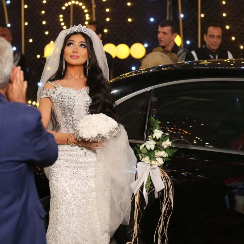 اختارت مي عمر فستان زفاف مميز في اش اش