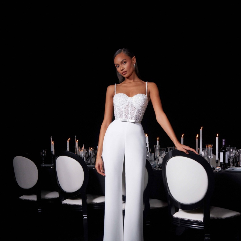 جمبسوت لإطلالة زفاف من نصميم نادين مرعبي