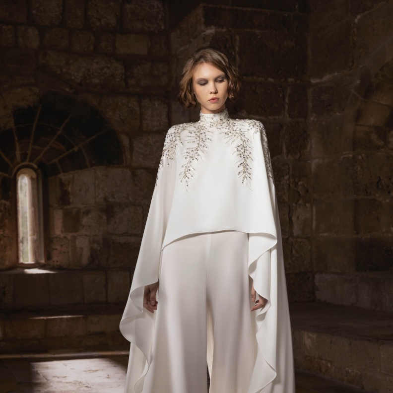 إطلالة مزخرفة مع الكايب من مجموعة طوني ورد لشتاء 2026