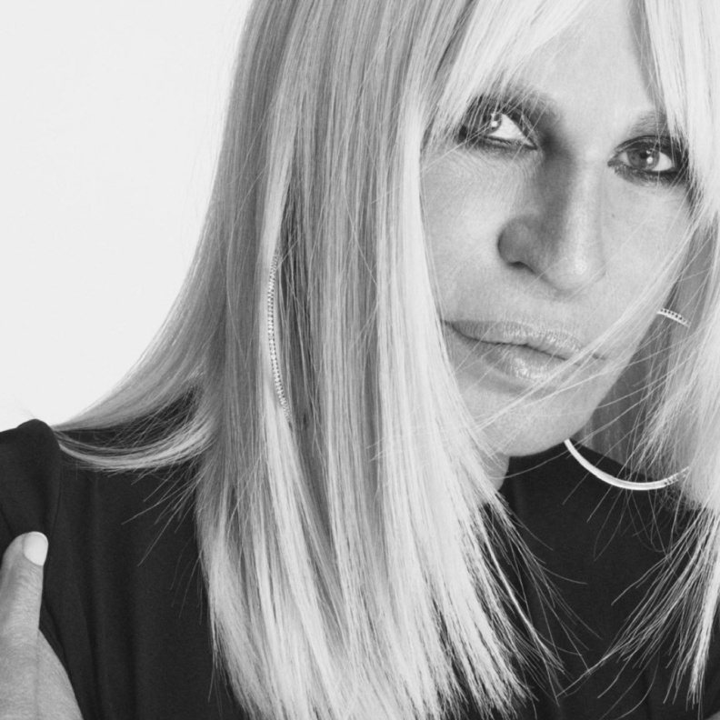 "دوناتيلا فيرساتشي" تترجّل عن منصبها كمديرة إبداعية: عهدٌ جديد يبدأ تحت قيادة "داريو فيتالي"... وأبرز ما قالته في مقابلة حصرية مع "هي"