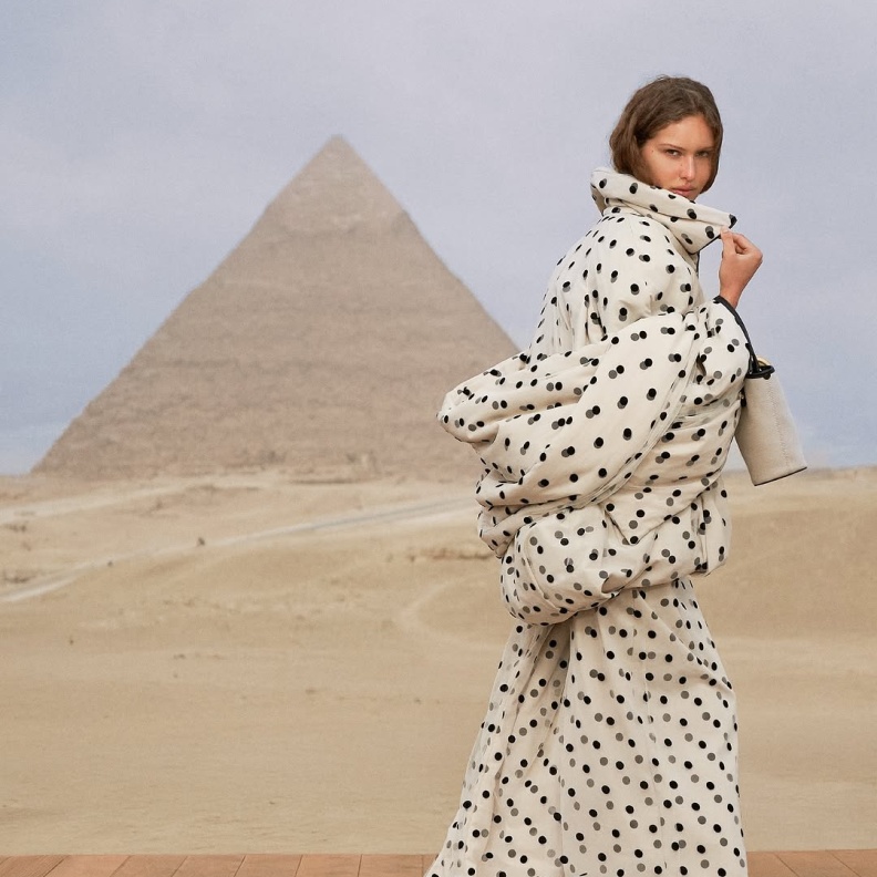 Jacquemus يُبحر إلى مصر لموسم ربيع 2025