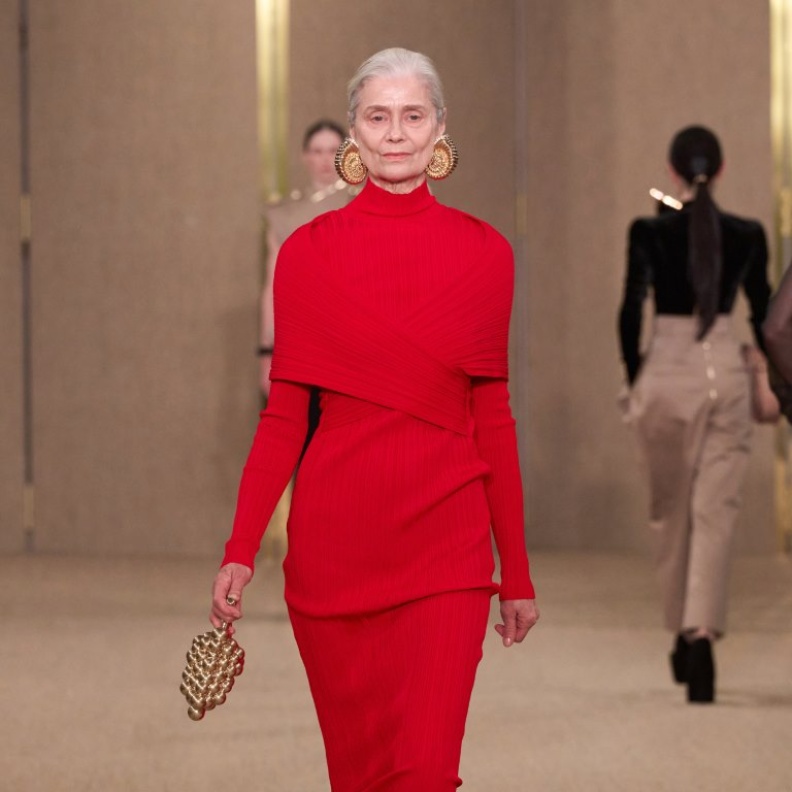 لا لقيود العمر في عالم الأزياء... مع منسقة أزياء "هي" الخاصة