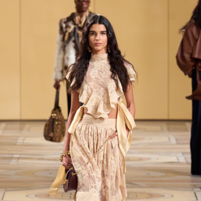 تعرفي على شخصية الأسلوب الرومانسي مع منسقة أزياء "هي" الخاصة