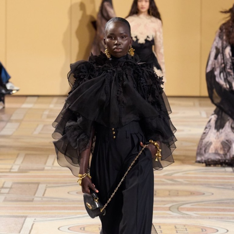 تعرفي على شخصية الأسلوب الدراماتيكي مع منسقة أزياء "هي" الخاصة