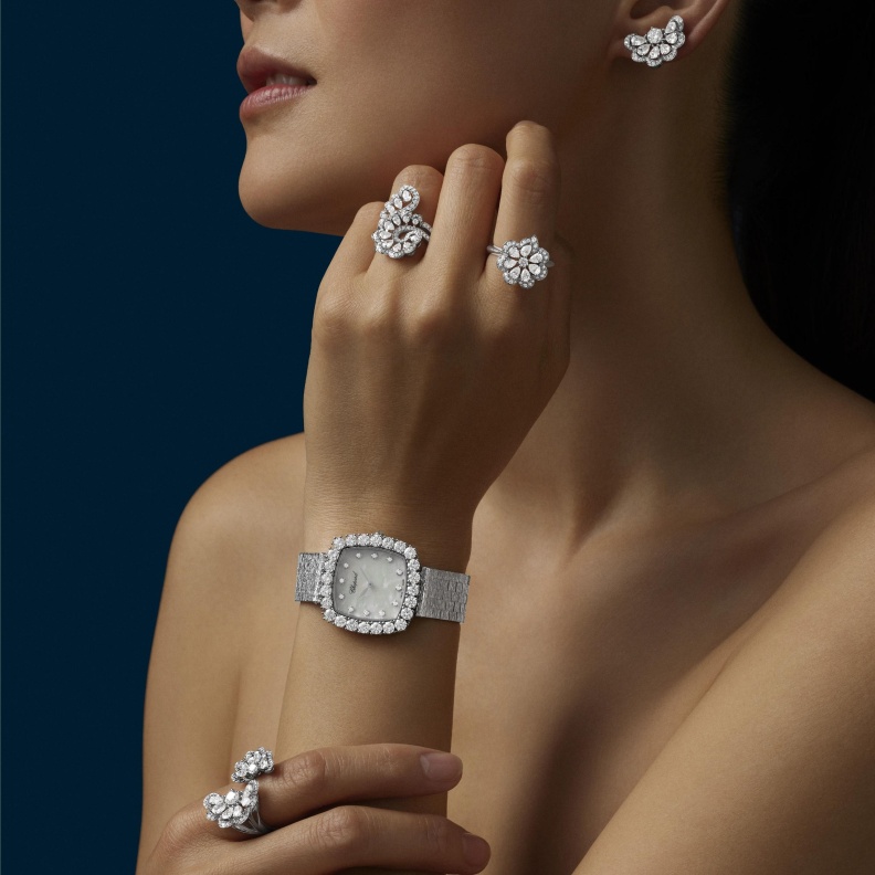 الألماس يحيط بالميناء بتناسق أنيق في ساعة L’Heure du Diamant