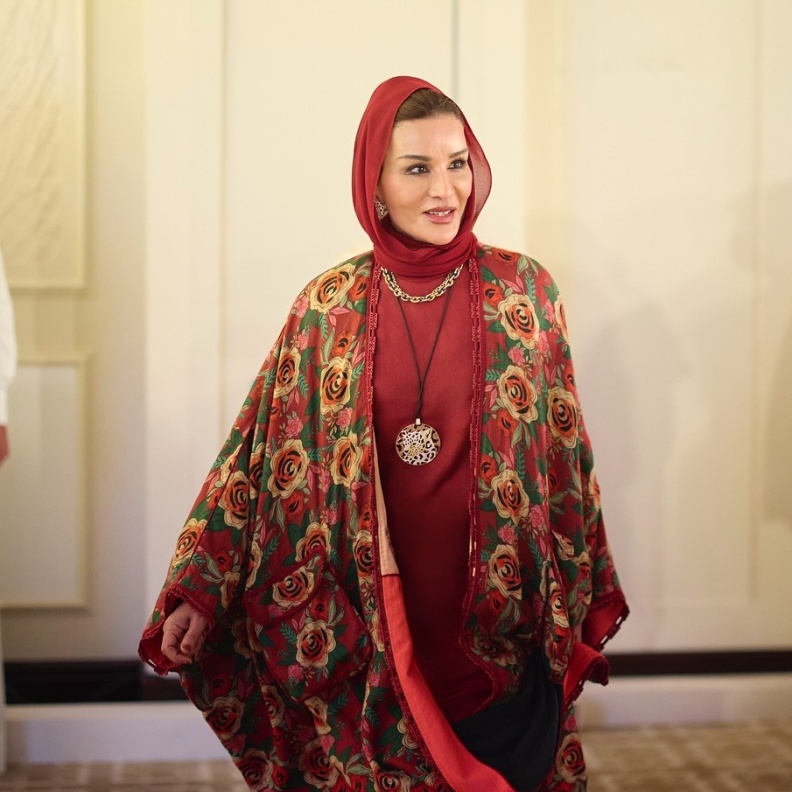 الشيخة موزة تبهر العالم بمجوهرات استثنائية