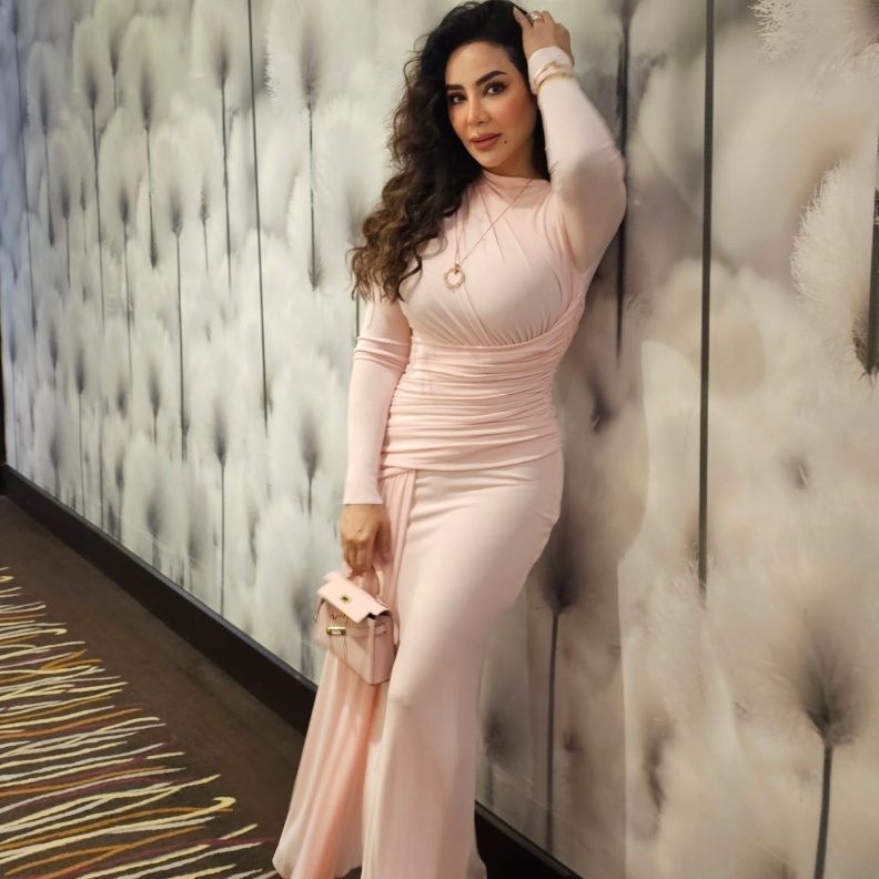 اختلاف النجمات في تنسيق تصاميم المجوهرات رغم تشابه الأزياء نفسها