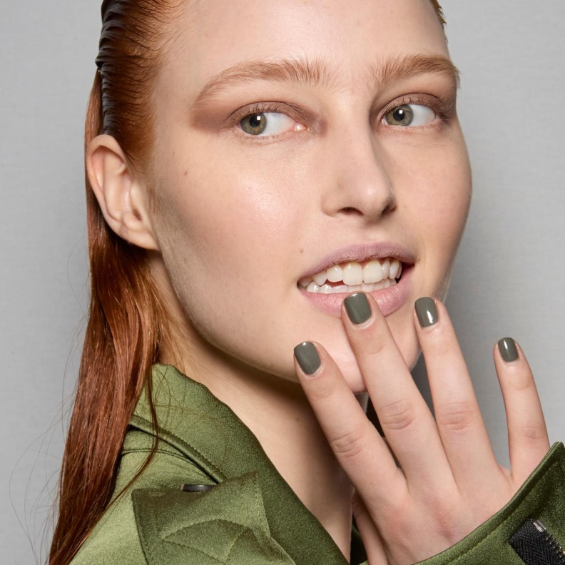 تخلصي من اصفرار الأظافر بعد المناكير بأساليب بسيطة وفعالة