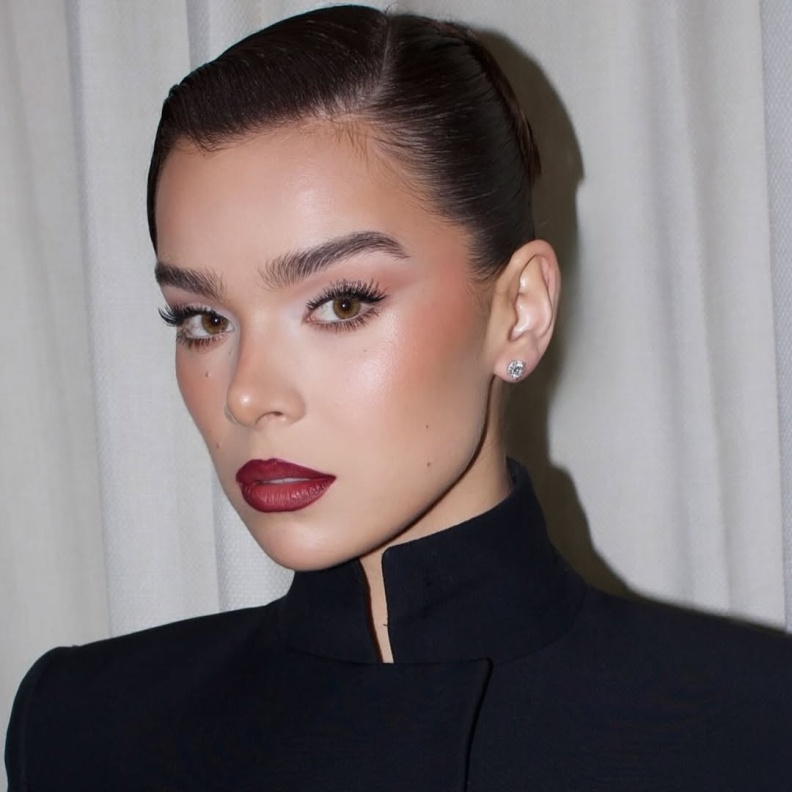 رسمات المكياج الاحمر مع الشعر المرفوع بأسلوب Hailee Steinfeld