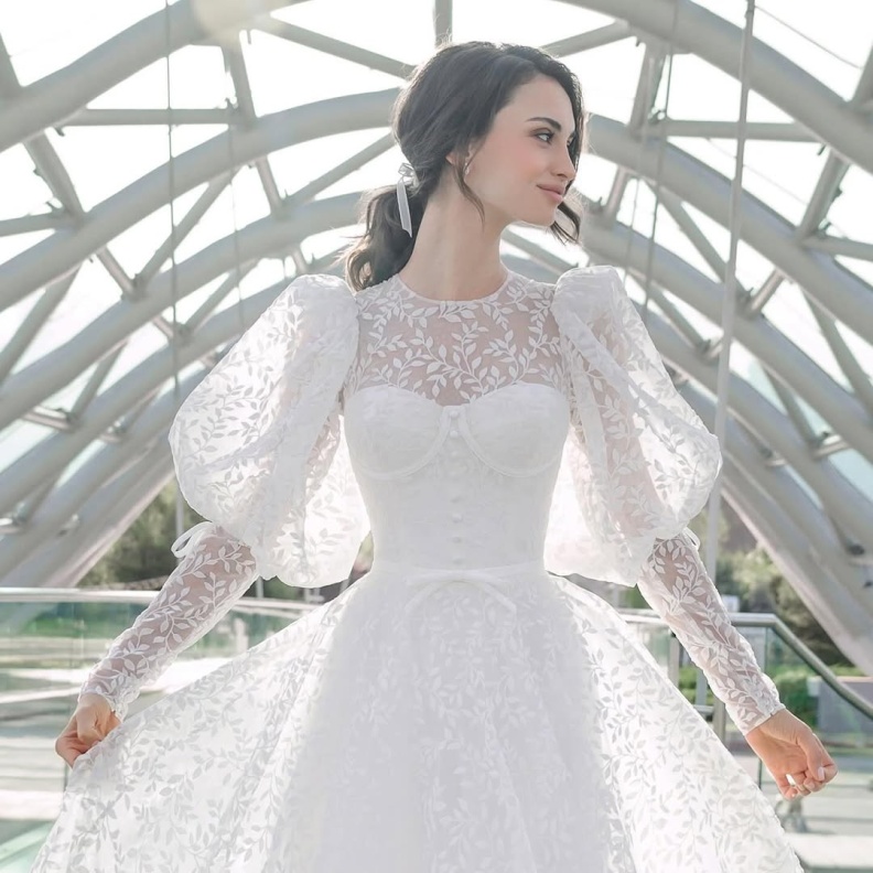 فستان زفاف مطرز مع أكمام جولييت _ الصورة من @HAREM’s Brides