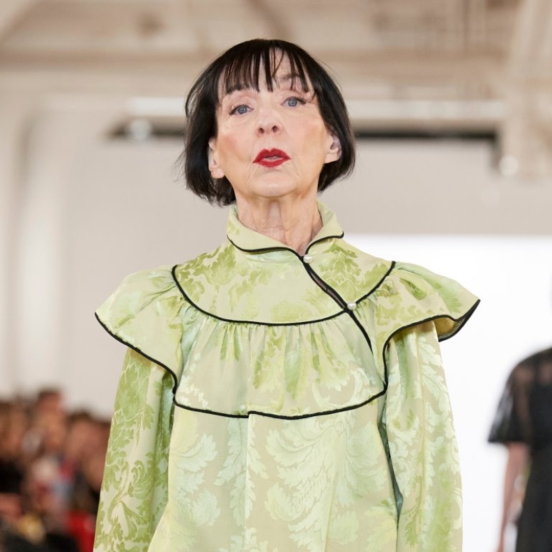 الحرير... لمسة الأنوثة الخالدة لكل الأعمار مع منسقة أزياء "هي" الخاصة