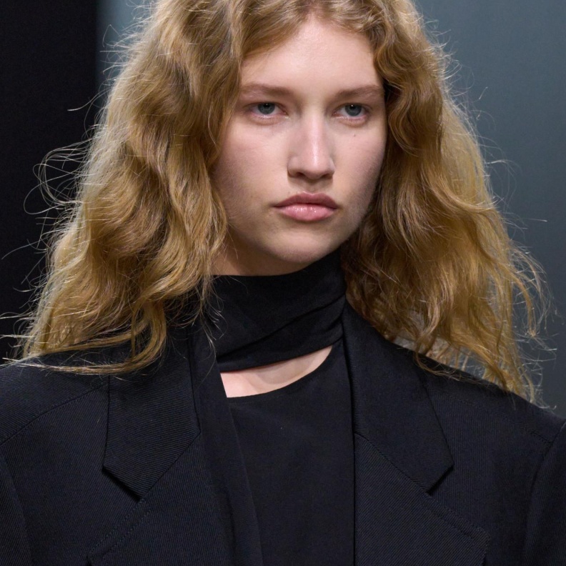 كيفية ترطيب الشعر الجاف قبل السشوار