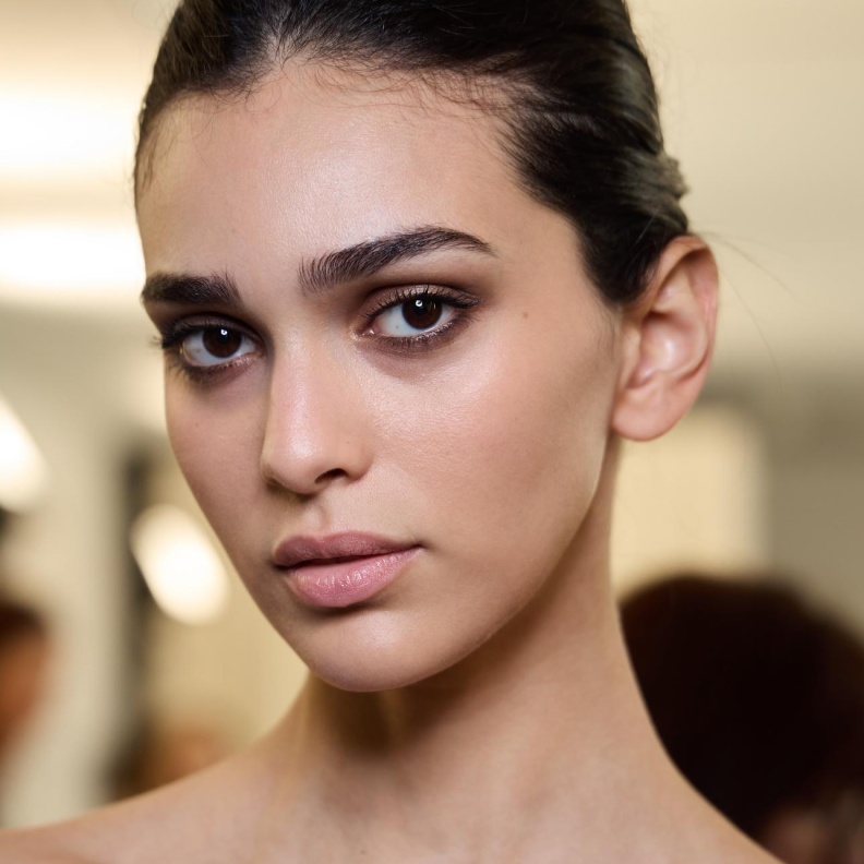 مكون عشبي خارق يعيد لبشرتك التوازن والنضارة