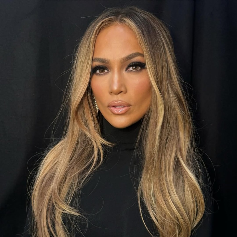 أحدث صبغات الشعر الاشقر للبشرة السمراء بأسلوب Jennifer Lopez
