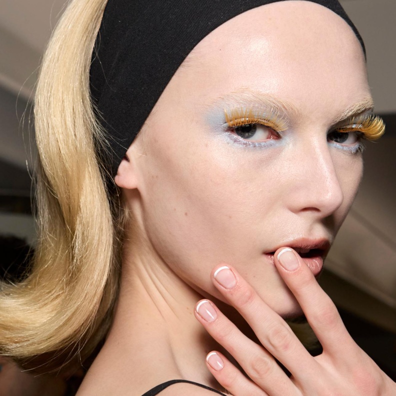 أسباب ظهور بقع بنية على الاظافر وطريقة علاجها