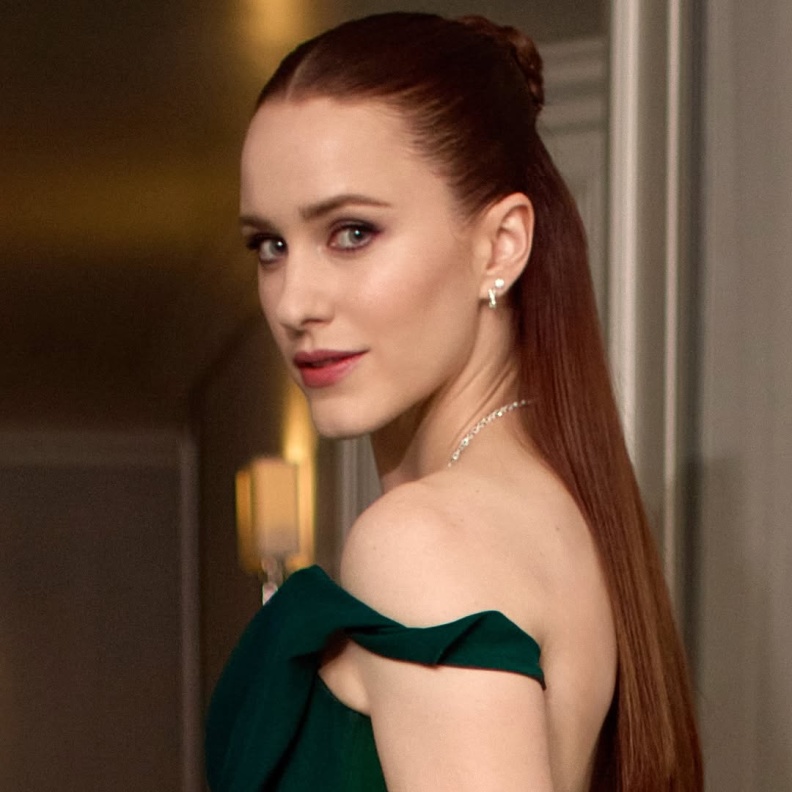 صبغة شعر أحمر مدموج مع البني من وحي Rachel Brosnahan