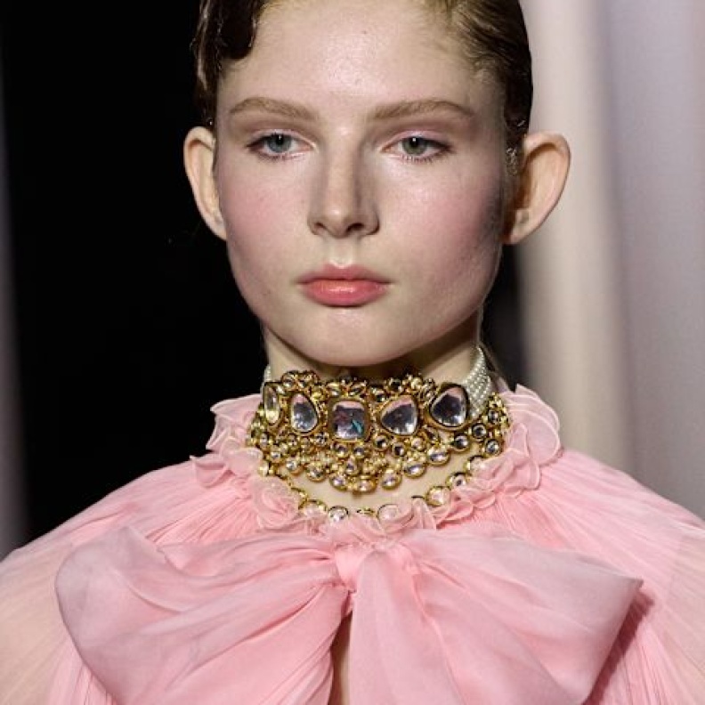عارضة دار Giambattista Valli