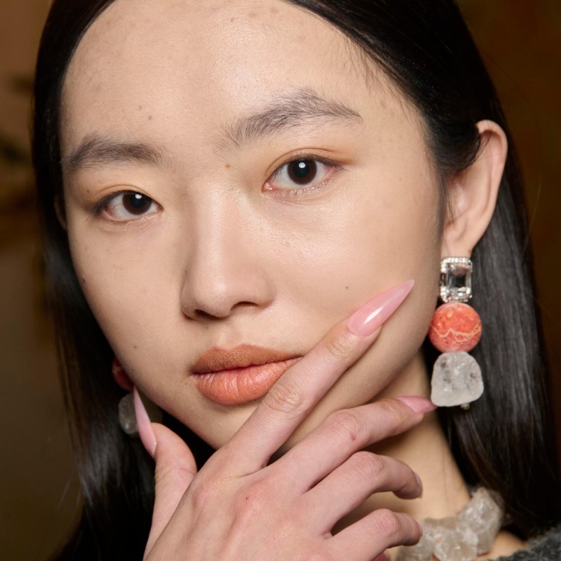 هل شكل أظافرك يناسب يدك؟ إليكِ ما يجب أن تعرفيه